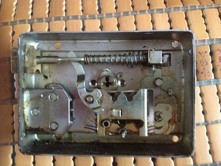 老式防盗门锁上面的弹簧不管用了求助怎么弄啊