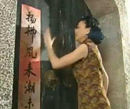求情深深雨蒙蒙里雪姨边敲门边喊开门的图片.