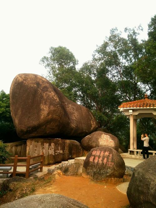 山顶很轻易就能到达,这个叫猪头石.