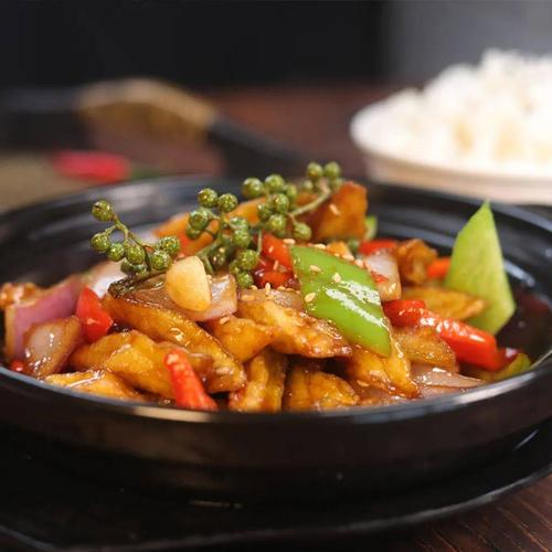 和肉夹馍的孪生兄弟 以刈包为底 可爱的熊掌面皮 配上鸡排,猪排,牛肉