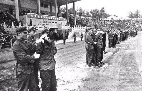 八十年代公审大会照片严重打击犯罪分子