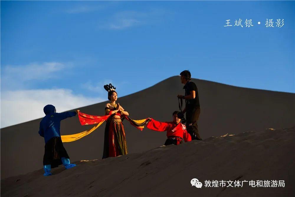 美景敦煌沙漠旅拍展现夏日鸣沙山的火热与激情