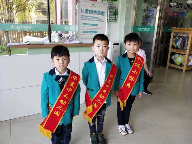 礼仪站岗的小标兵们!