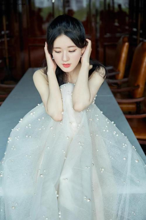 赵露思:蝴蝶结轻纱抹胸长裙优雅迷人的珍珠少女仙气感