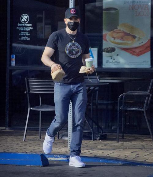 muscle桃克里斯埃文斯现身诊所倒三角身材绝