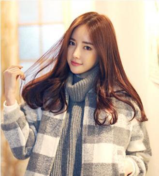 配合上中分刘海的设计,轻松达到了瘦脸的效果,深色的头发也显得清新