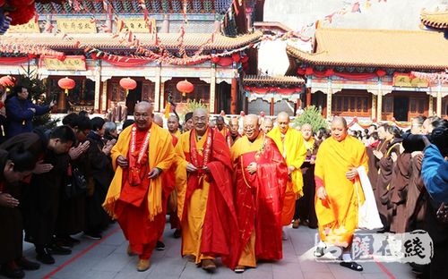 隆航法师荣膺凤凰山普陀禅寺方丈礼请圣辉大和尚送座