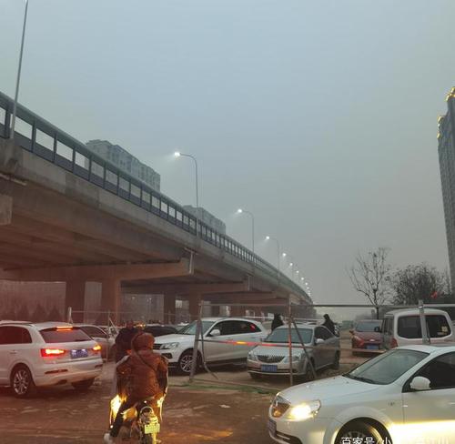济宁市任城大道高架桥快速路通车后,堵车反而严重了
