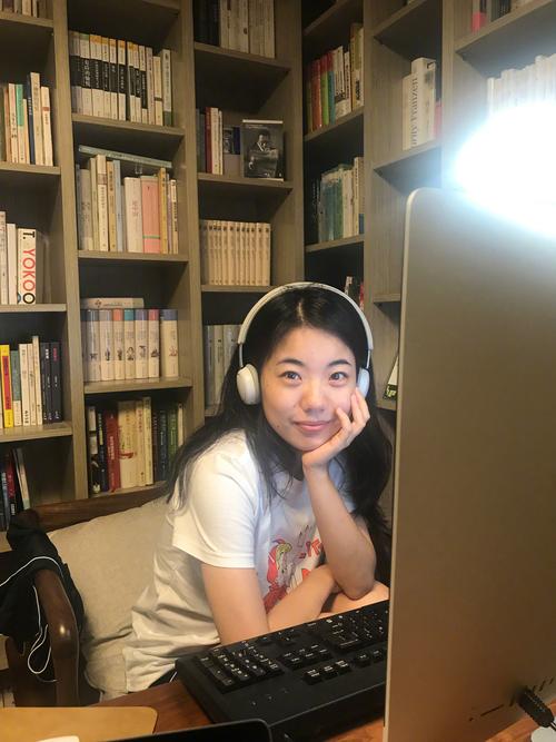 蒋方舟是1989年生人,我可以说看着她一路长大,七岁写作,九岁出书,到考