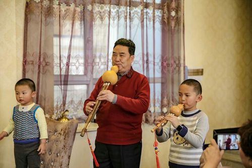 带领孙子练葫芦丝!有耐心!