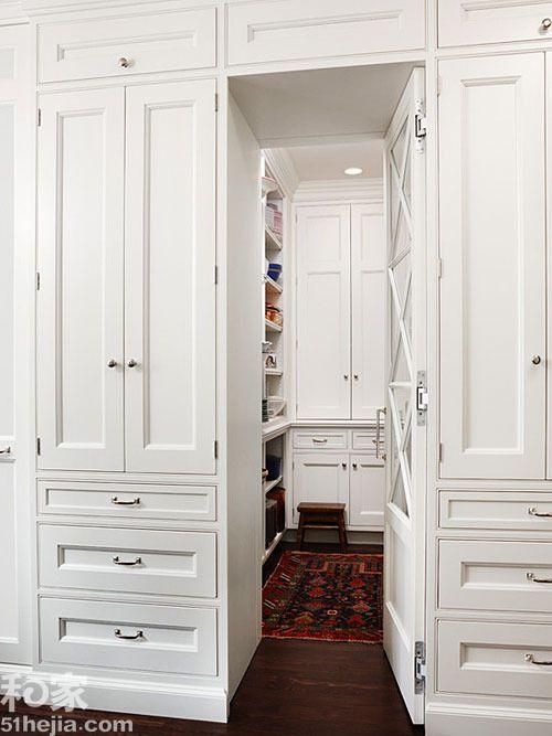 进去衣帽间的隐形门,则采用与收纳柜同样的材质和装饰,这种设