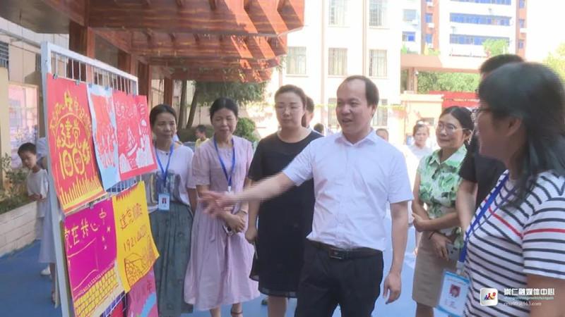 黄志刚到崇仁高速路口看望防控落地即检一线工作人员