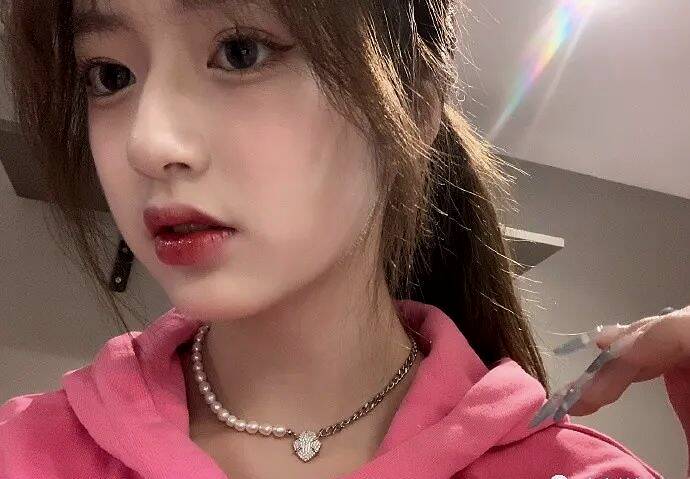 小姐姐名叫 刘佳 慧,微博 双下巴真可爱.