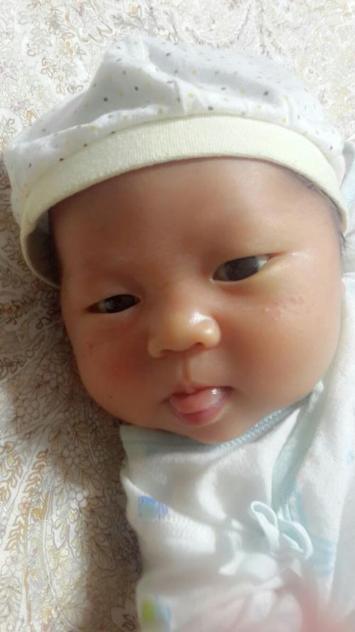 麻麻教你吐舌头……你很快就会了跟麻麻各种互动!爱你