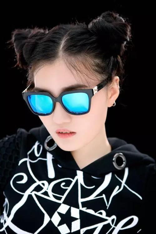 橙娱乐李佳蔚应邀为眼镜担任模特酷帅撩人
