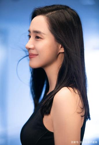 演员王智 黑裙性感甜酷写真