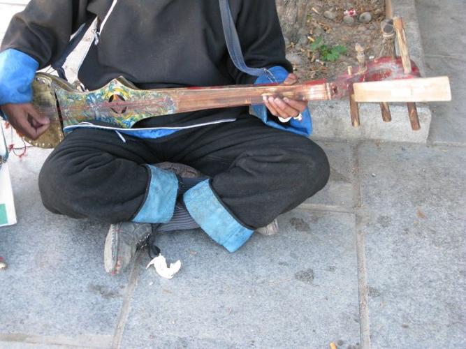藏地日记8 - 扎什伦布寺前的六弦琴歌手