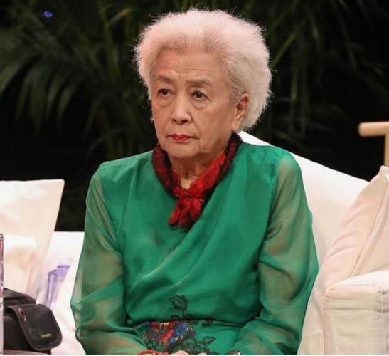 85岁的谢芳是真老了,干瘦的身材穿得鲜艳花哨,倒显出几分少女感