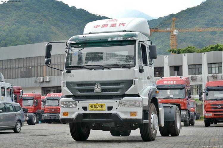 中国重汽 金王子重卡 300马力 4x2 牵引车(半高顶)(zz4181m3611d1)