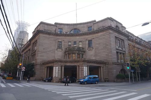上海外滩的老市府大楼开始改造将会补上l型的缺口