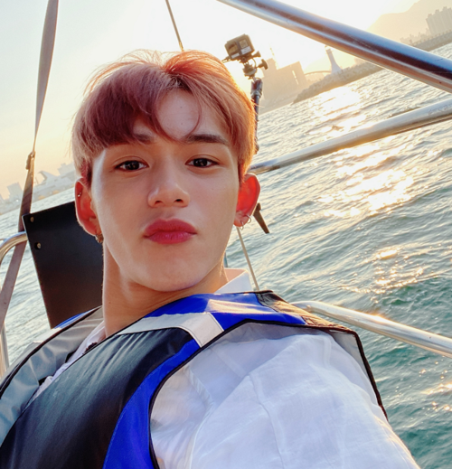 男士戴耳钉不能录节目?看到黄旭熙的操作,一般人可想不到