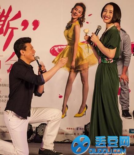 佟悦妻子李舒桐拍戏腿部受伤 发布场跪地求婚羡煞旁人