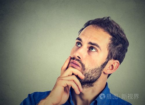 托着下巴正在思考的男人