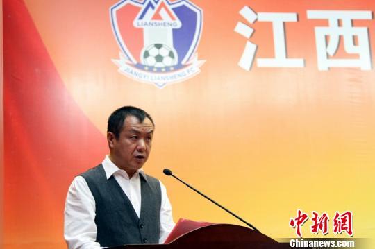 江西联盛俱乐部董事长严永敏在介绍冲甲历程及未来发展规划 姜涛 摄