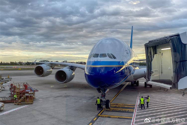 组图:开工大吉!南航首次使用a380执飞"客改货"航班