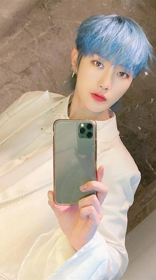 手机壁纸r1se刘也