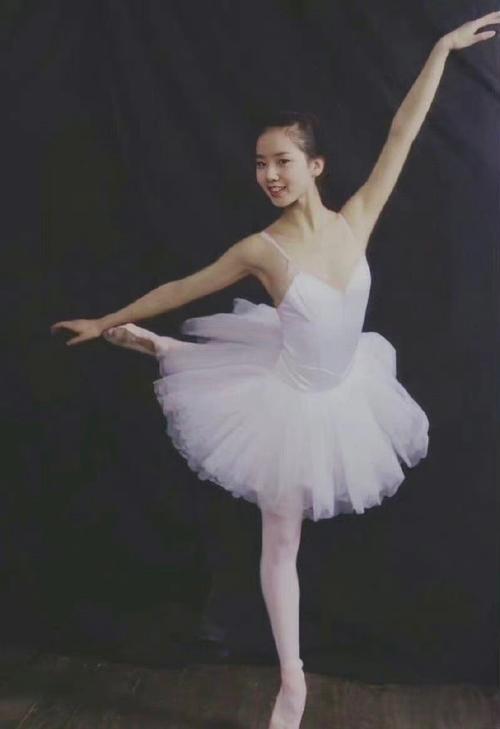 女明星跳芭蕾有多美#刘诗诗早期跳芭蕾舞旧照,整个人在发光一样,太美