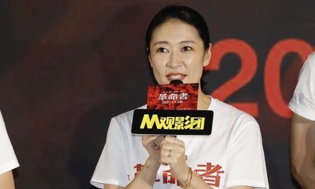 梁静就算穿着简单的工作装看着也很有气质简单的造型很舒适