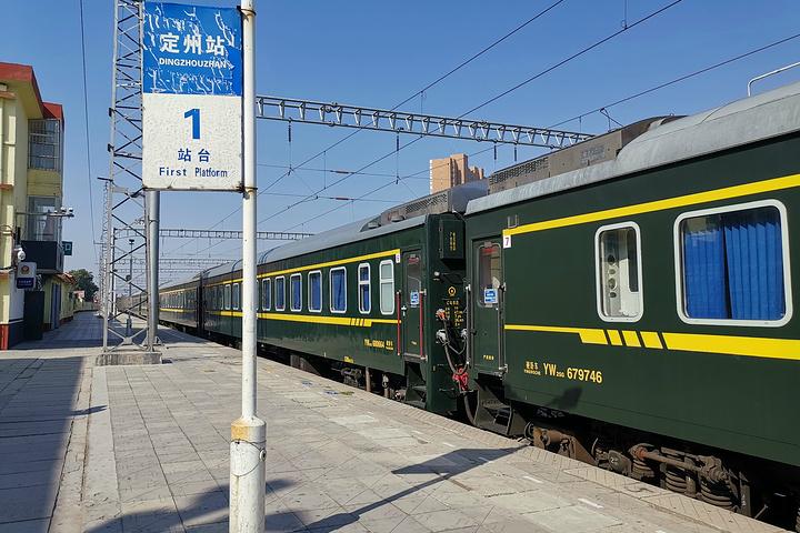 比较有意思的是定州火车站的正面面向广场面居然没有定州站的字样