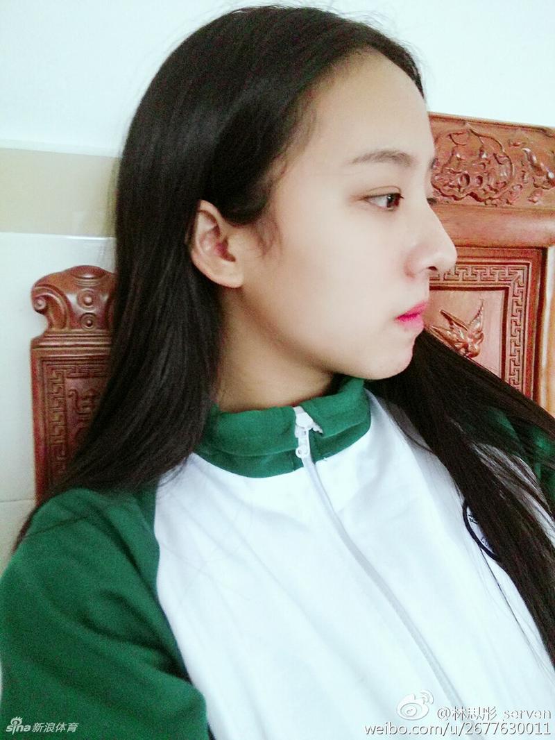 林思彤7 是一位非常喜欢篮球的小姐姐,她最爱的就是勇士队的库里.