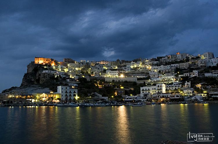 福贾(foggia),意大利西南部一城,在巴里西北.