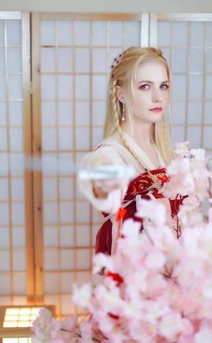 当外国人穿上汉服,像是胡姬