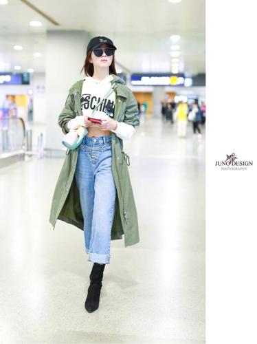 胡冰卿胆是真的肥, 卫衣短到胸下露肚脐吸睛, 网友