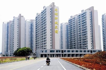 图为:洪山区南湖村南湖新城家园临街的3栋楼是公租房记者陈勇摄