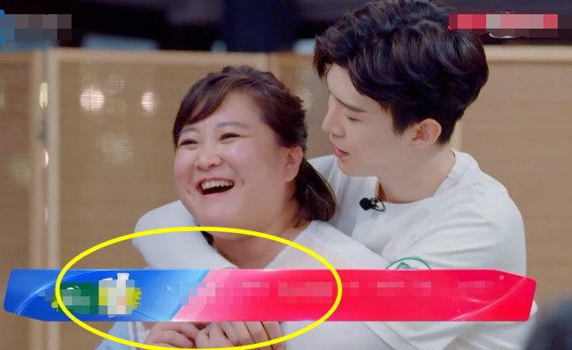 范丞丞搂着贾玲时,谁注意他的双手咋放的?这才是弟弟