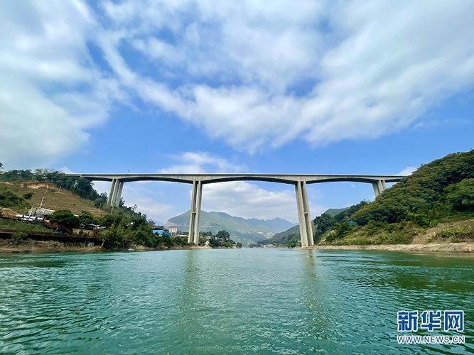 澜沧江(昔归)特大桥. 新华网 刘妍琳 摄