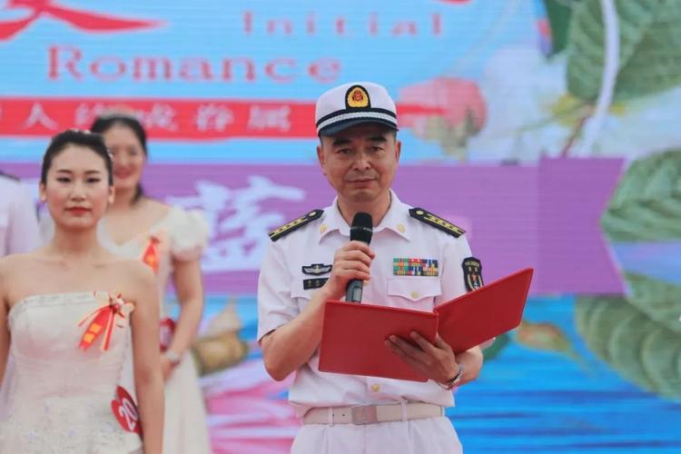 开道 新人惊艳出场 掩映于花影中间 艳羡了身边战友 该支队费建平政委