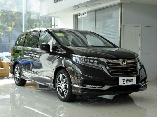 东风本田艾力绅,大七座布局,配2.0l油电混合,油耗5.9l