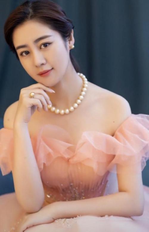 "千金"王小蒙:左手翡翠,右手银戒指,手抱金砖,脖挂珍珠项链