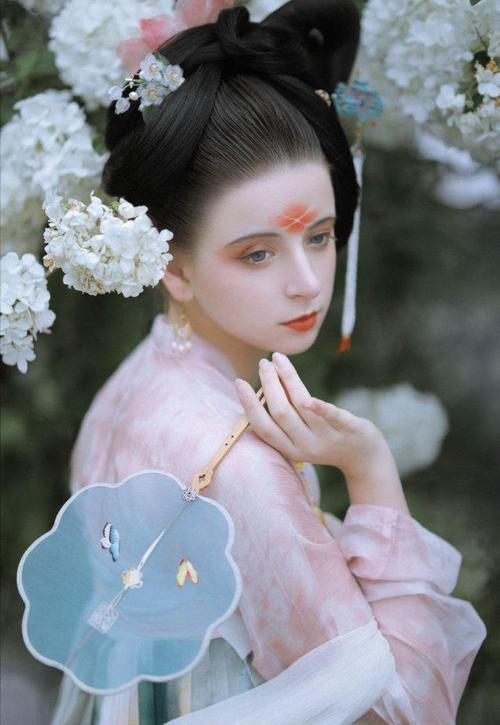 当外国人穿上汉服,本以为会奇怪,没想到效果如此惊艳