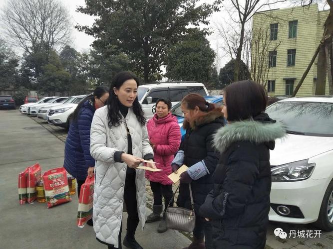 1月31日,彭州市妇联在三界镇看望慰问贫困妇女