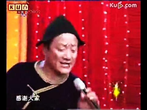 偶然的一次,唐鉴军看了二人转的表演.