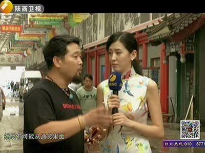 华山论鉴的主持人是谁?她有什么经历?