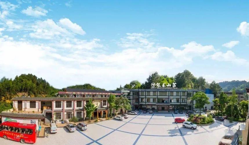 威远银花山庄位于威远县两河镇, 近临俩母山的,是四星级乡村大酒店