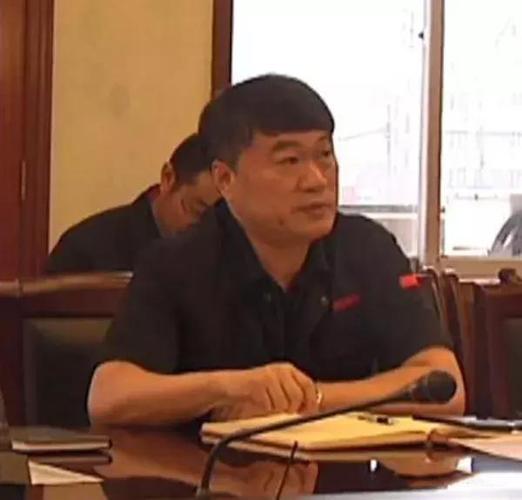 信阳市委秘书长谢天学一行来明港镇指导工作