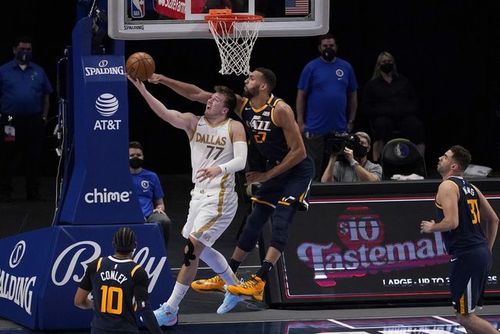 东契奇31 9 8米切尔16分 独行侠终结爵士9连胜_史密斯